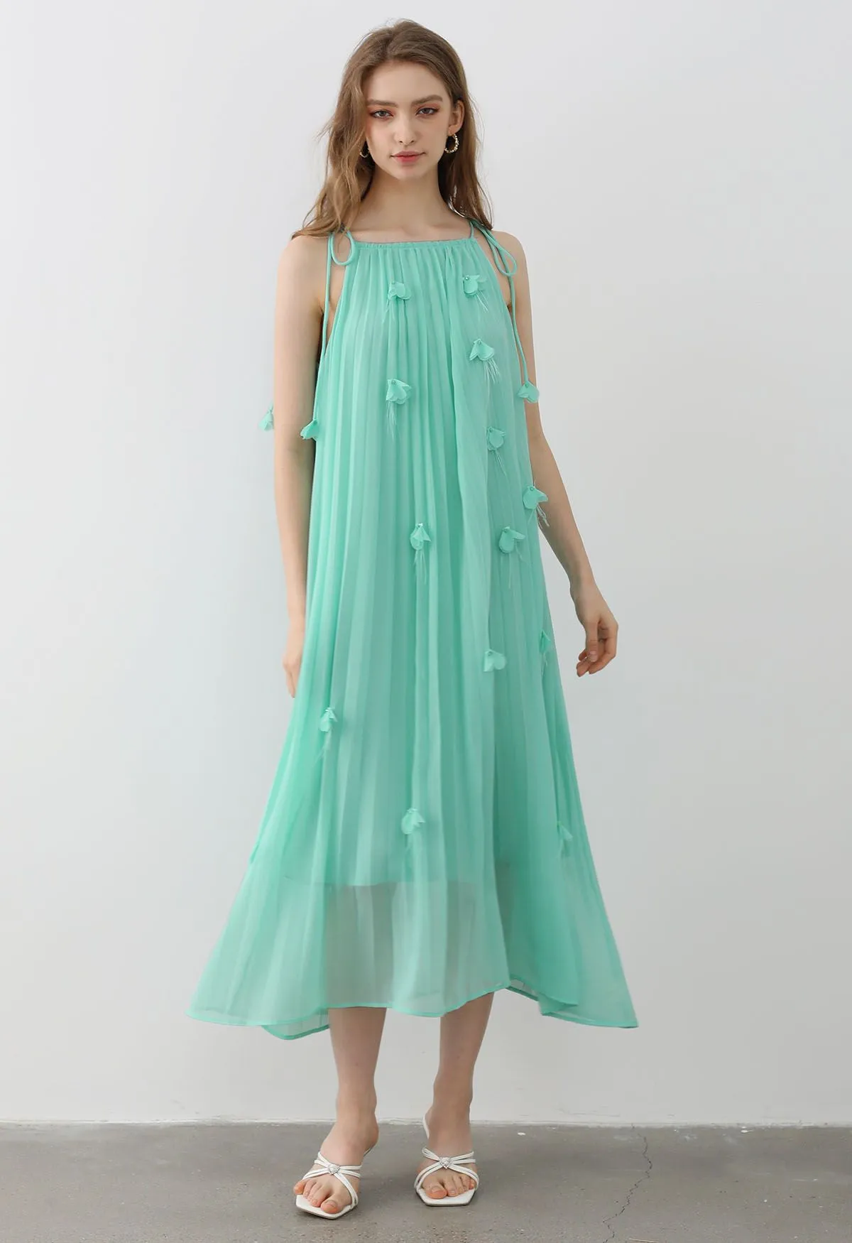 Plissiertes Chiffonkleid mit 3D-Blumenmuster und Bindebändern an den Schultern in Minze