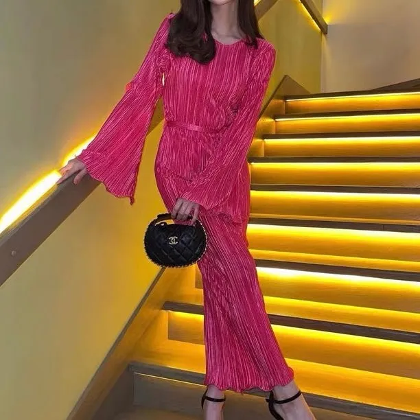 Plissiertes Kleid mit langen Ärmeln