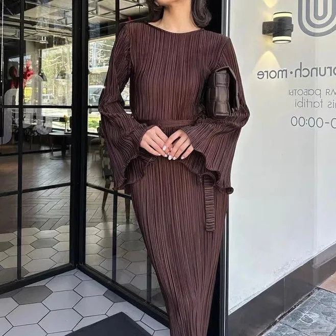 Plissiertes Kleid mit langen Ärmeln