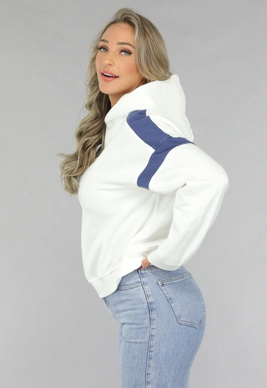 Weißer Pullover mit marineblauen Schulteraufnähern